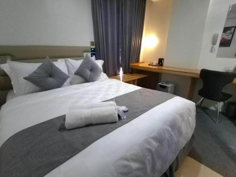 Sempre Premier Inn Mactan Airport Hotel image