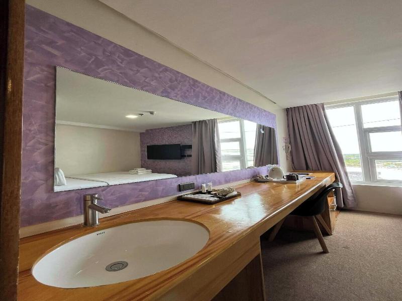 Sempre Premier Inn Mactan Airport Hotel image