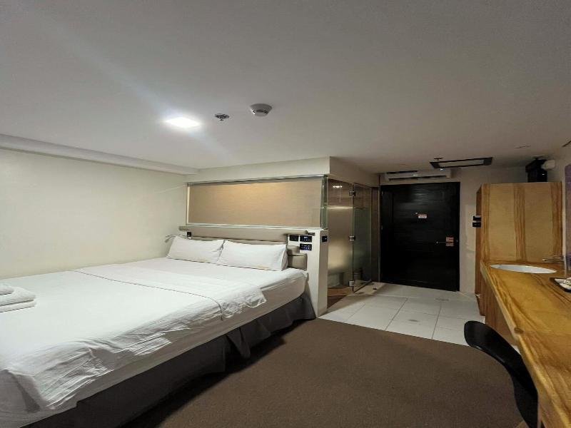Sempre Premier Inn Mactan Airport Hotel image