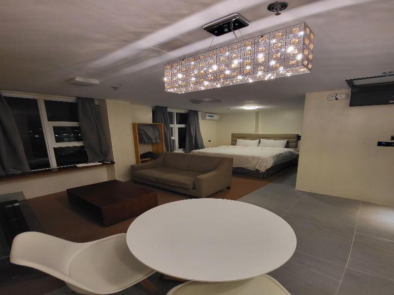 Sempre Premier Inn Mactan Airport Hotel image