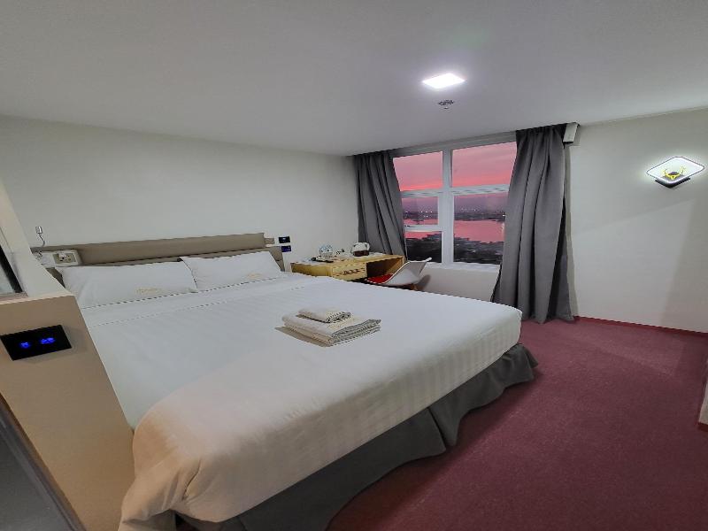 Sempre Premier Inn Mactan Airport Hotel image