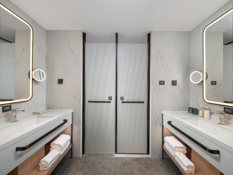 Holiday Inn Ningbo Beilun image