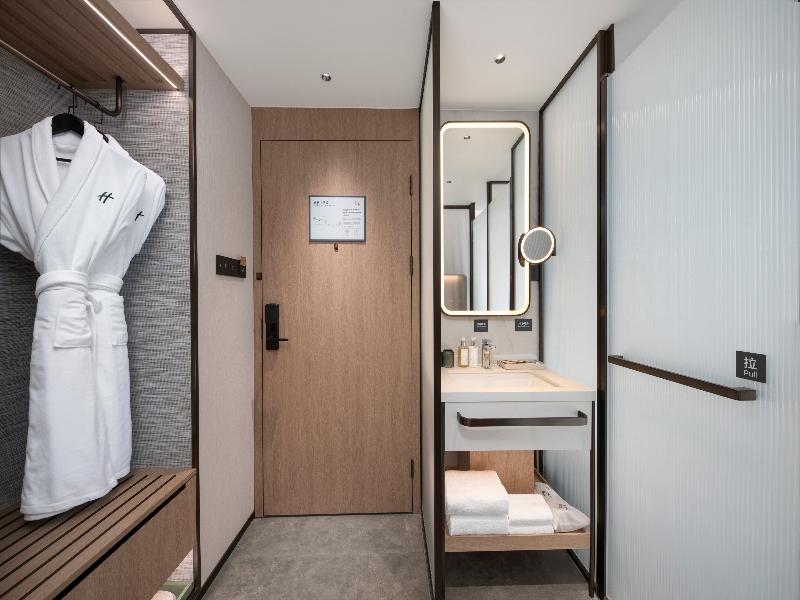 Holiday Inn Ningbo Beilun image