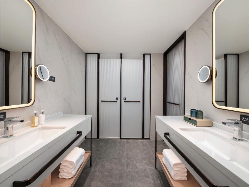 Holiday Inn Ningbo Beilun image