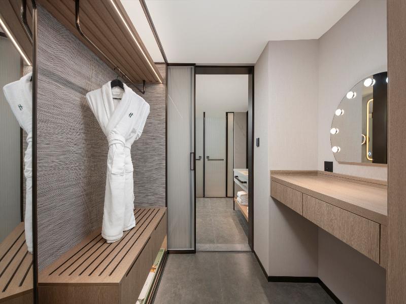 Holiday Inn Ningbo Beilun image