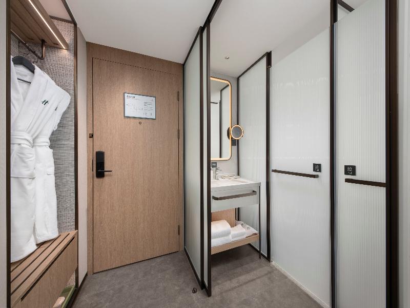 Holiday Inn Ningbo Beilun image