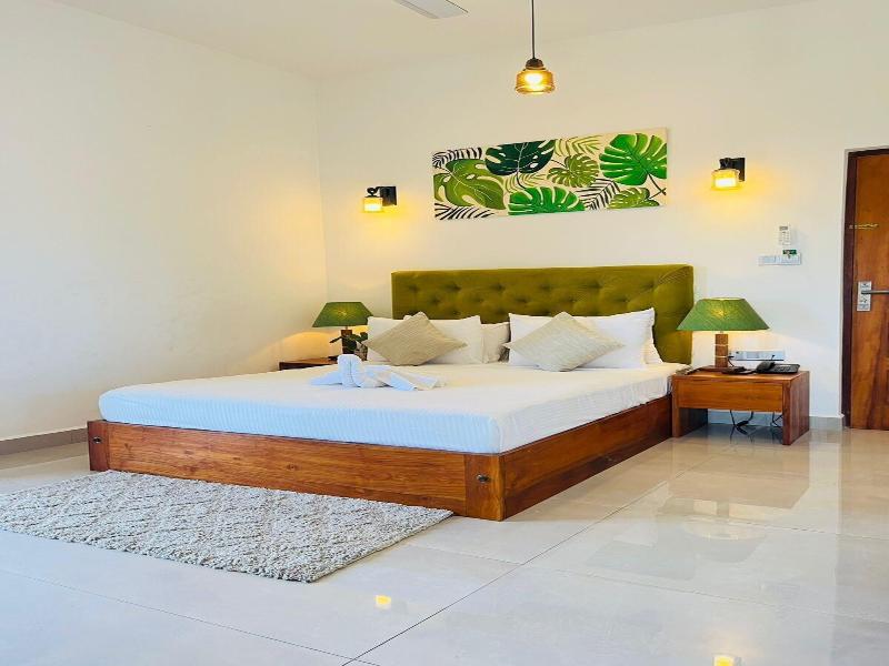 J Leaf Hotel By Blue Bird image