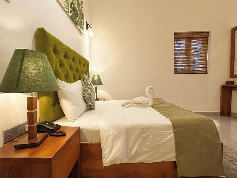 J Leaf Hotel By Blue Bird image