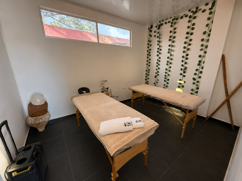 Hotel Four20 Zensi - Meta