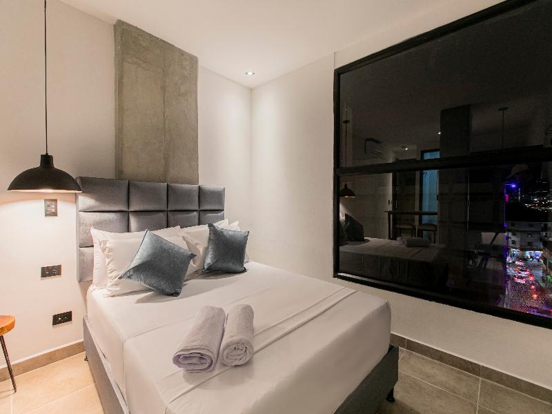 Appartments Pool And Rooftop Downtown Hotel image