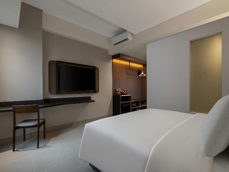 Hotel Neo Kota Baru Parahyangan image