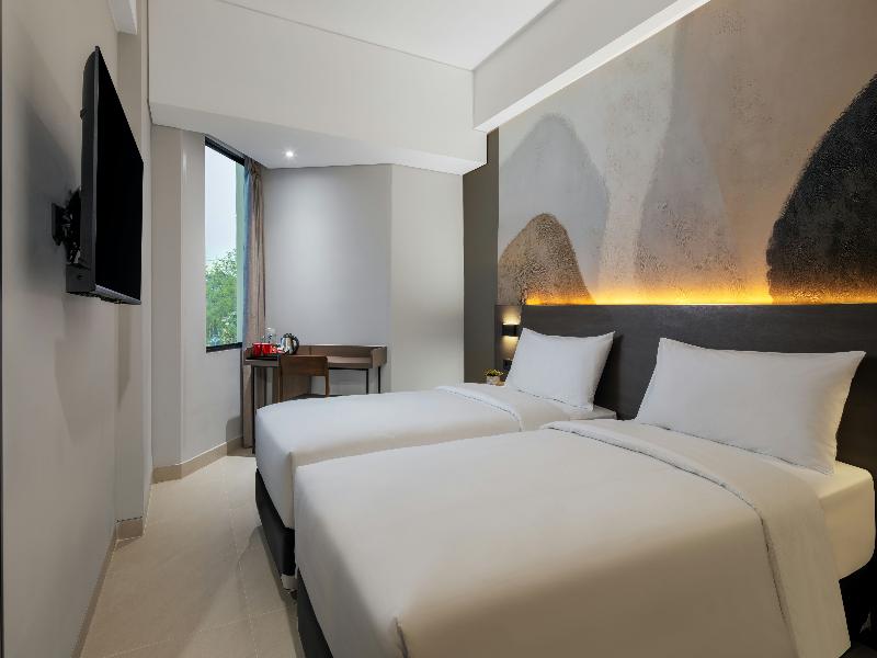 Hotel Neo Kota Baru Parahyangan image