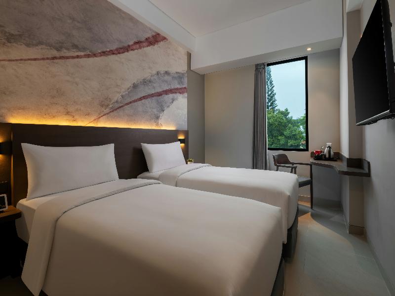 Hotel Neo Kota Baru Parahyangan image