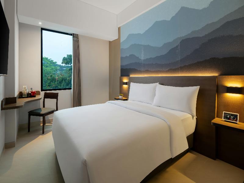 Hotel Neo Kota Baru Parahyangan image