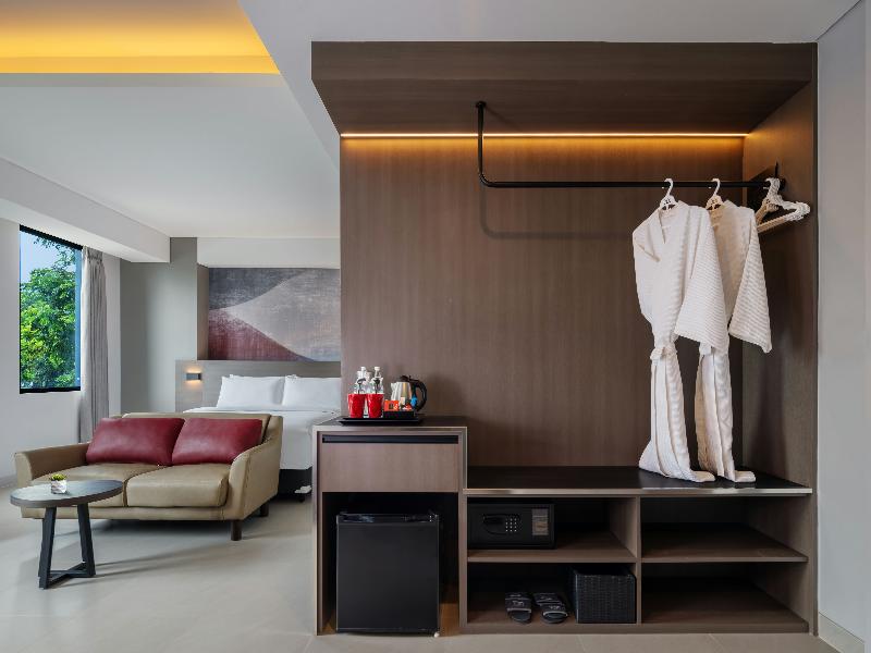 Hotel Neo Kota Baru Parahyangan image