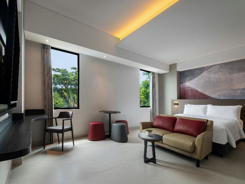 Hotel Neo Kota Baru Parahyangan image