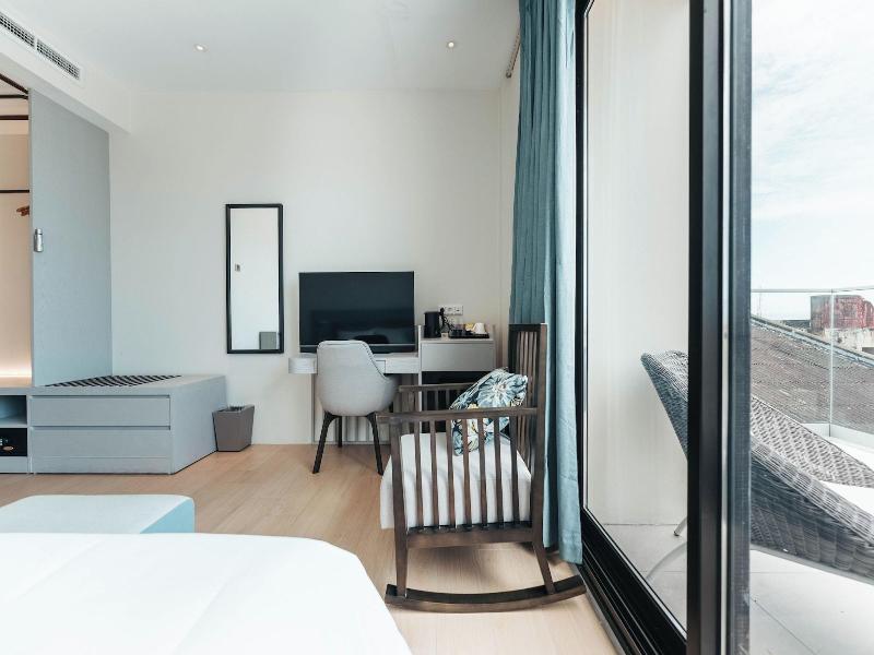 Elements Hotel Shops image