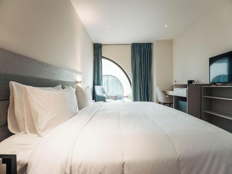 Elements Hotel Shops image