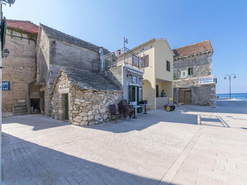 Apartments And Rooms Jakov image
