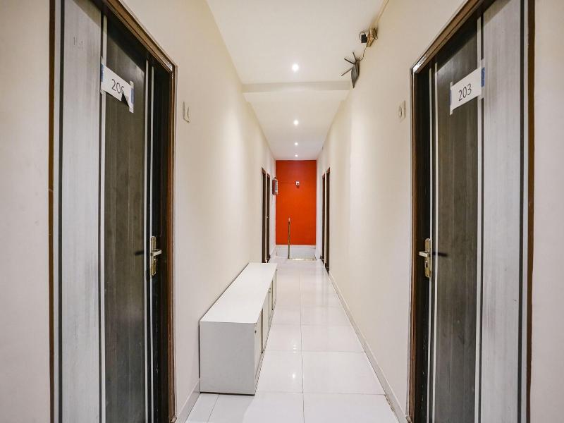 Fabhotel The United image