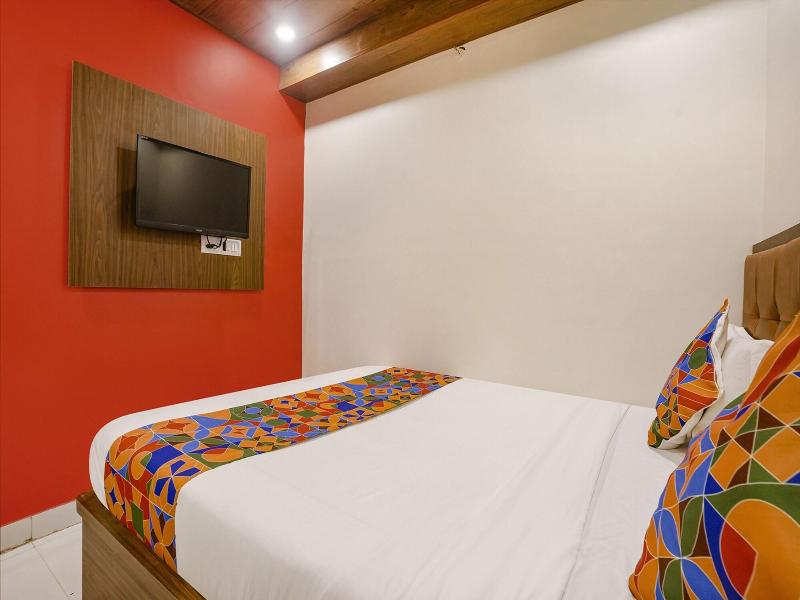 Fabhotel The United image
