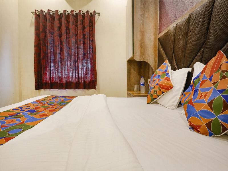 Fabhotel The United image