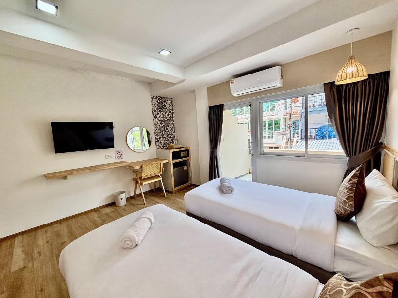 Charm Hostel At Pratumnak image