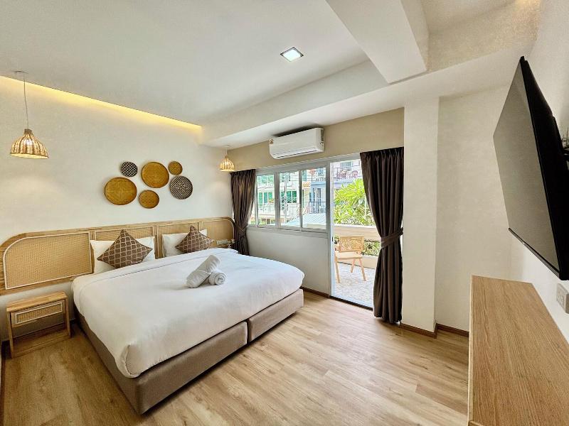 Charm Hostel At Pratumnak image
