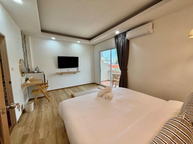 Charm Hostel At Pratumnak image