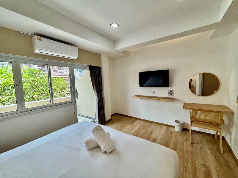 Charm Hostel At Pratumnak image