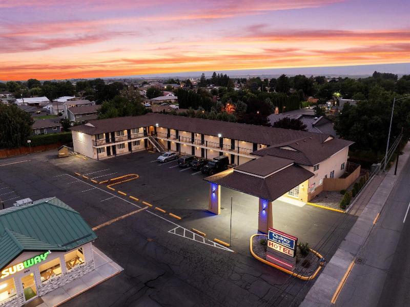 Quincy Inn And Suites