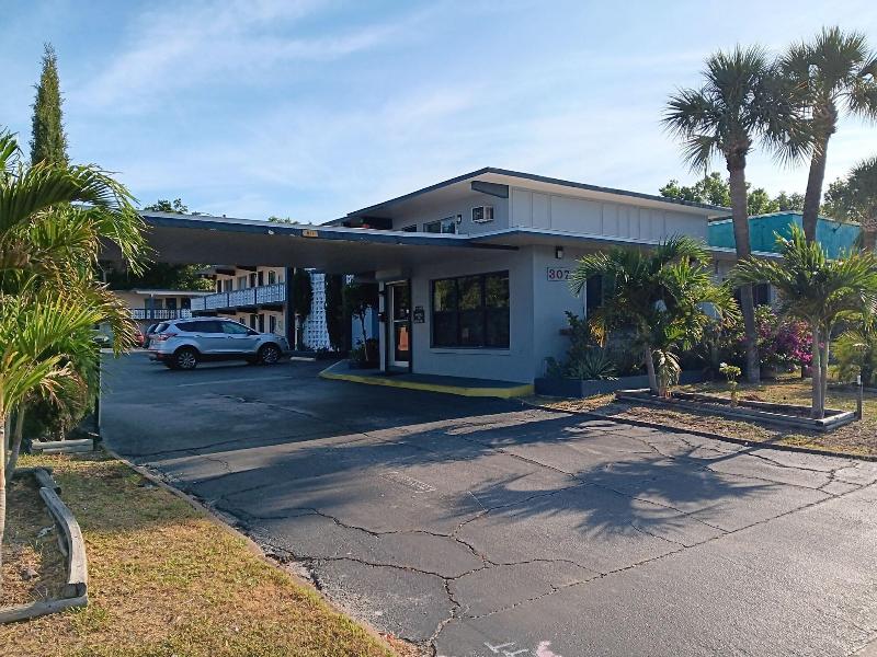 Budget Inn East image