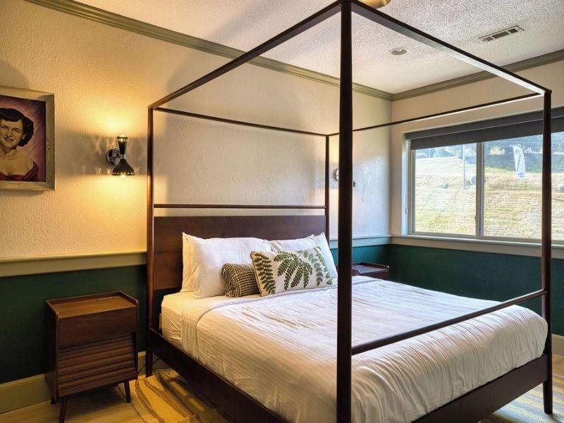 Hideaway Inn Mt.sunapee image