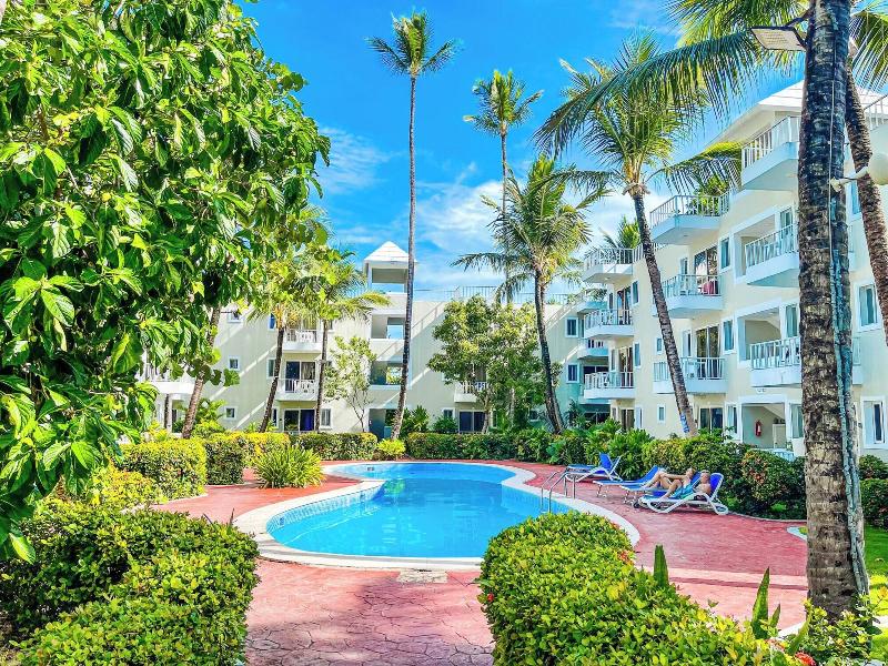 Deluxe Studios Hotel Pool And Beach 2