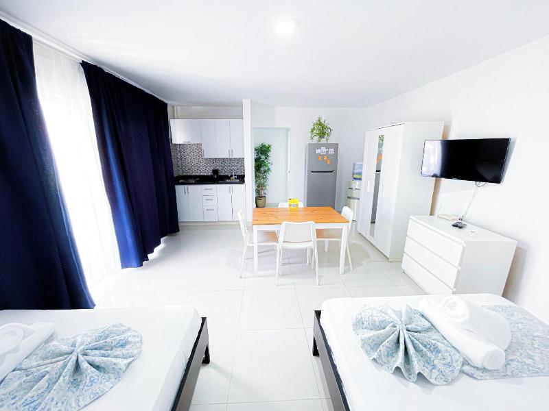 Deluxe Studios Hotel Pool And Beach 5