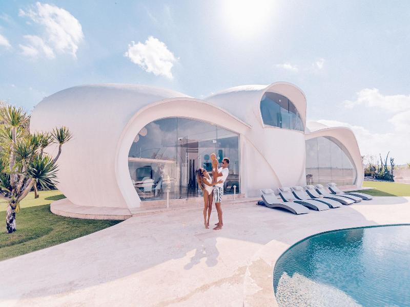 Beachfront Villa The Cloud image