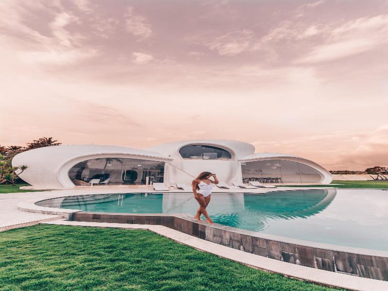 Beachfront Villa The Cloud image