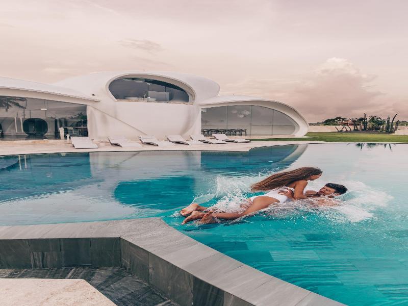 Beachfront Villa The Cloud image