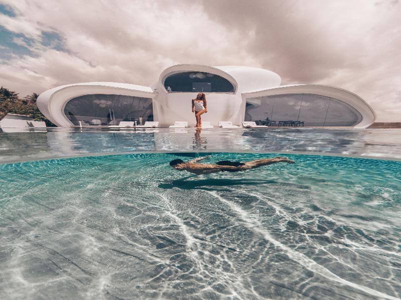 Beachfront Villa The Cloud image