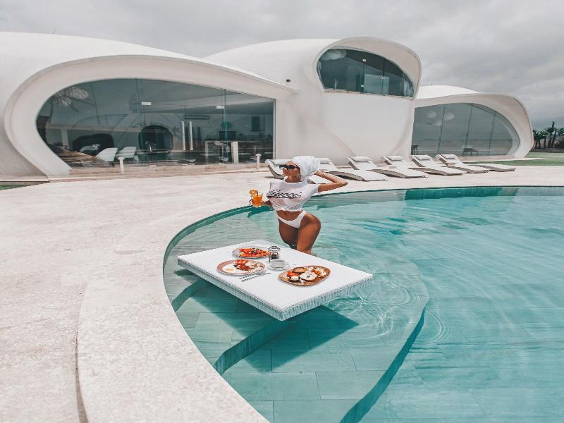 Beachfront Villa The Cloud image