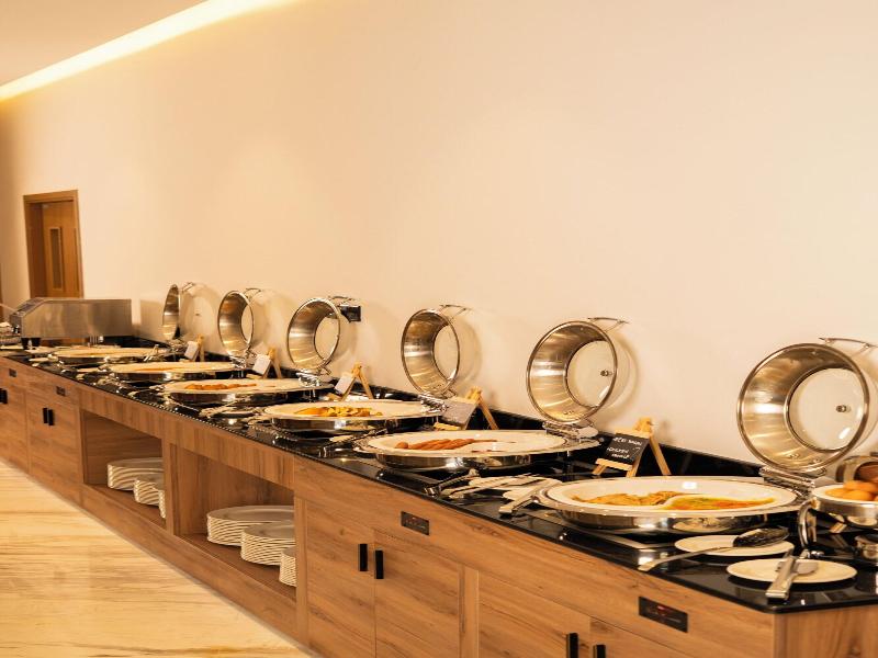 Golden Tulip Muscat The Village image