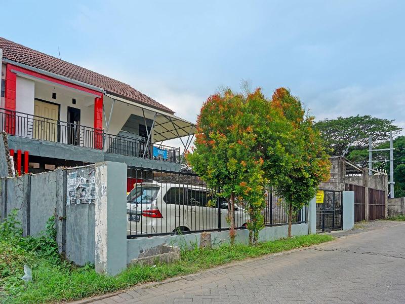 Oyo Life 91896 Kost Bu Dewi Syariah image