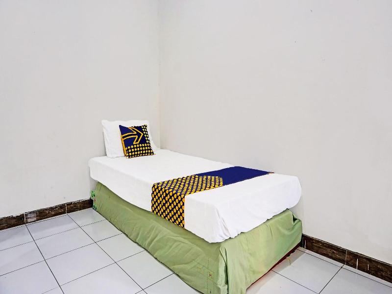 Oyo Life 91896 Kost Bu Dewi Syariah image