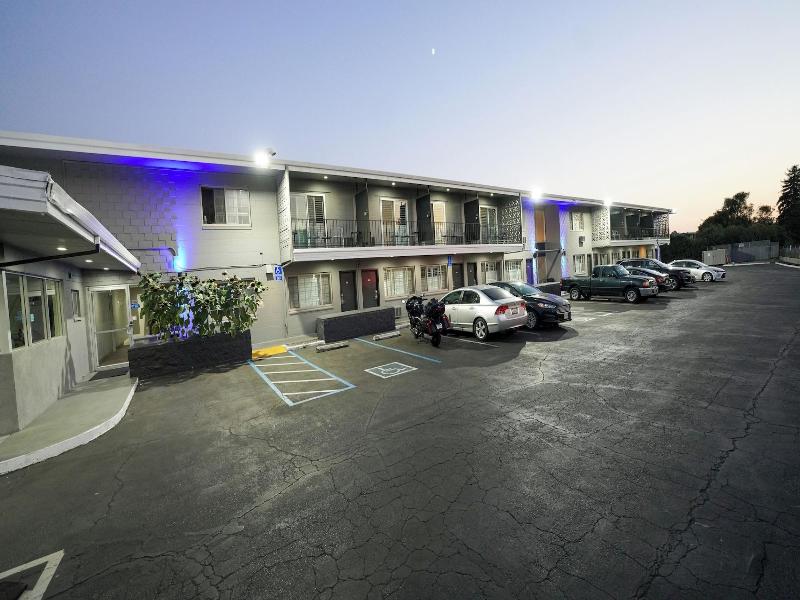 Seaside Inn & Suites 3