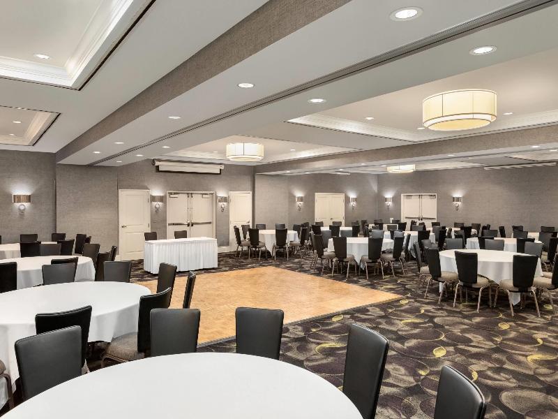 La Quinta Inn & Suites Arlington North 6 Flags Dr image