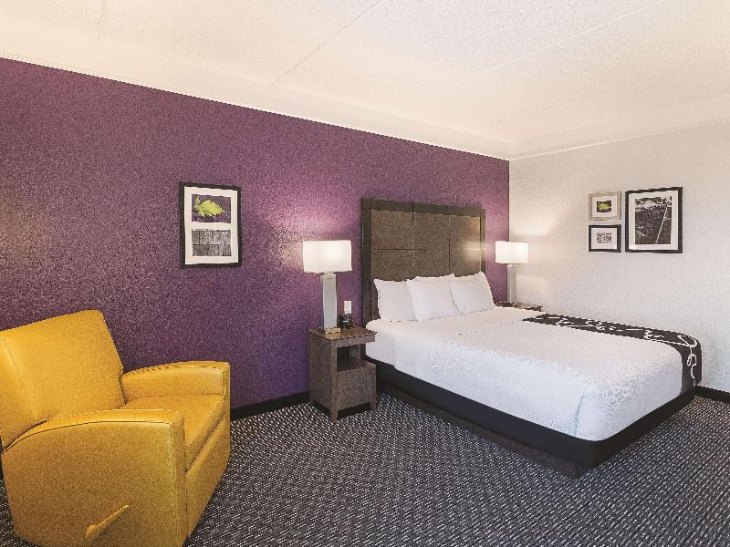 La Quinta Inn & Suites Arlington North 6 Flags Dr
