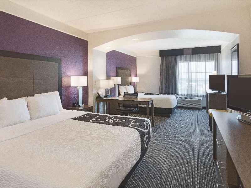 La Quinta Inn & Suites Arlington North 6 Flags Dr image