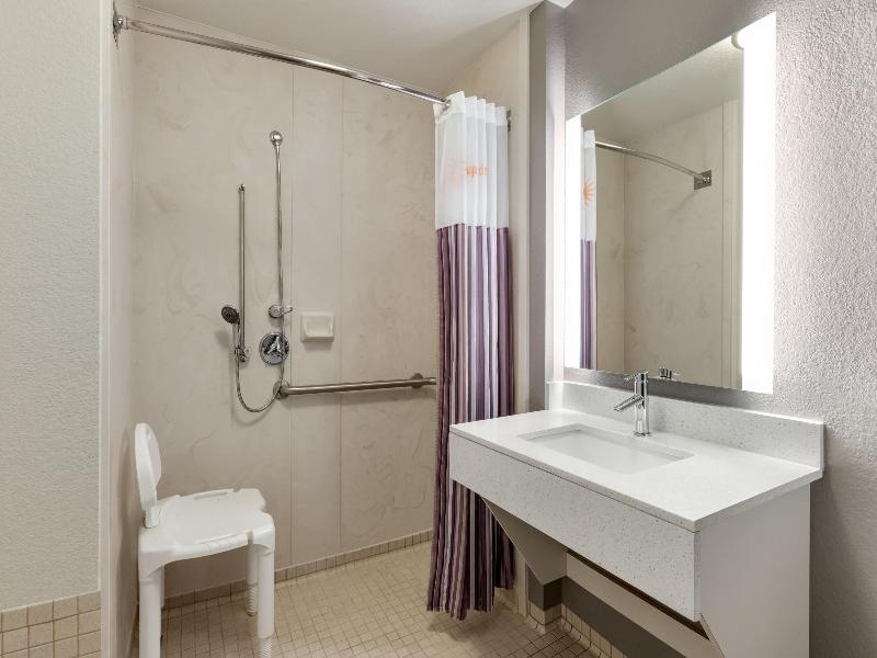 La Quinta Inn & Suites Arlington North 6 Flags Dr image