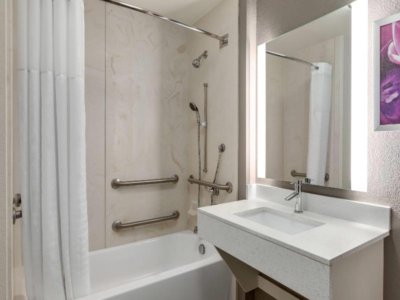 La Quinta Inn & Suites Arlington North 6 Flags Dr image