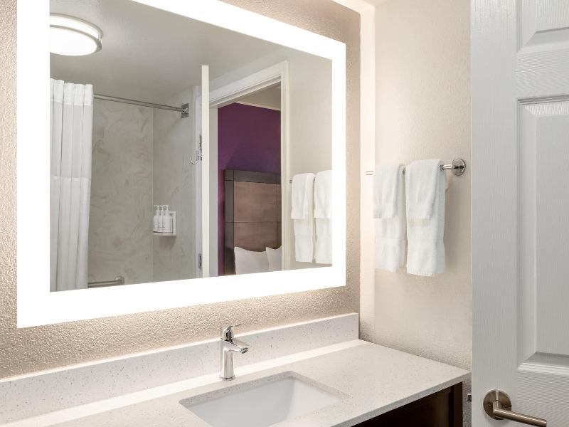 La Quinta Inn & Suites Arlington North 6 Flags Dr image